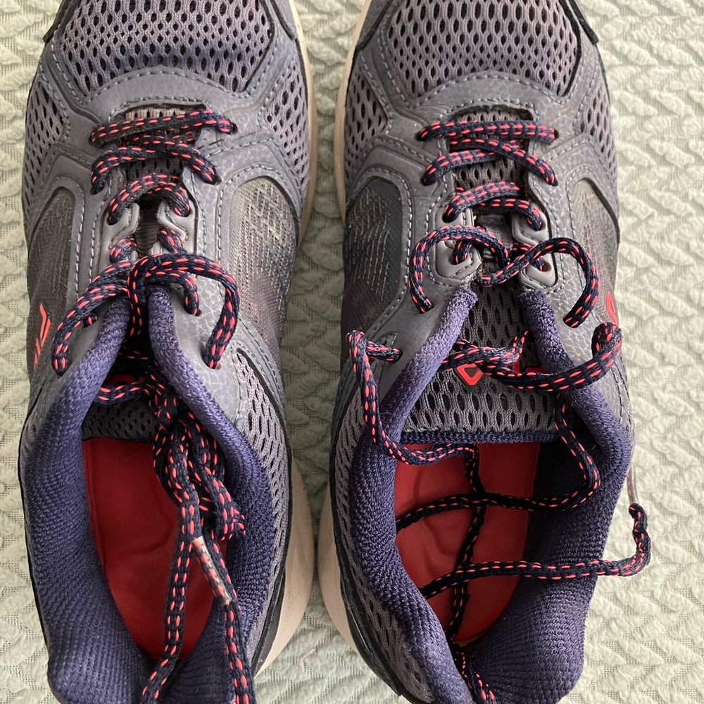 Women’s size 7 Navy Blue Fila athletic shoes